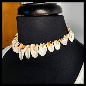 🐚 Vtg. Beautiful Handmade Hawaiian Shell Necklace Choker